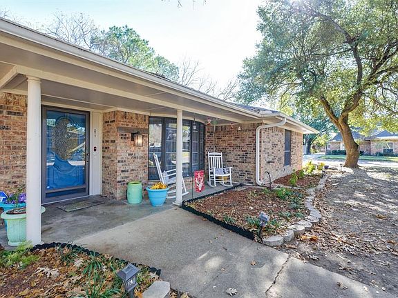 3rd image of 4410 Three Oaks Dr