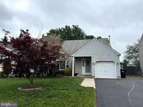 211 Country Side Ln, Telford, PA 18969