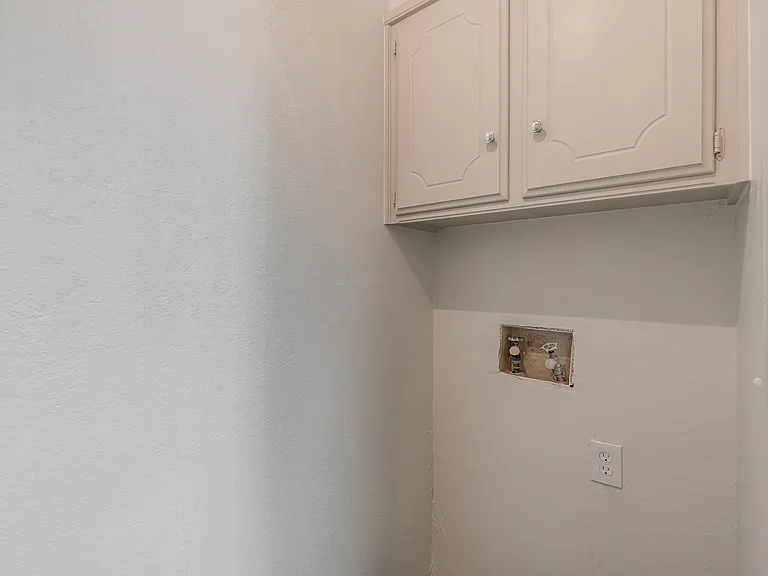 9027 N Rockwell Dr — Photo 16