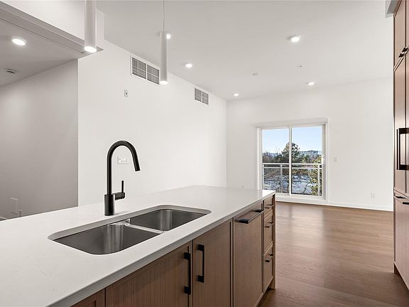 4th image of 1102 Esquimalt Rd #503