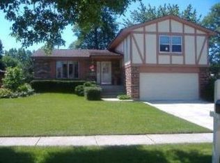 546 Devonshire Ln, Wheaton, IL 60189