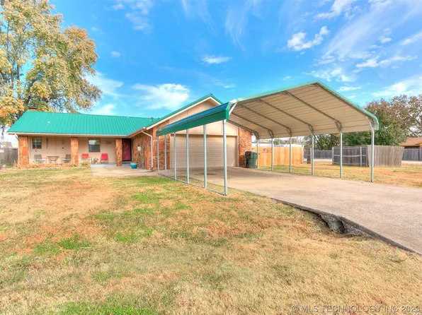 704 W 3rd St, Skiatook, OK 74070