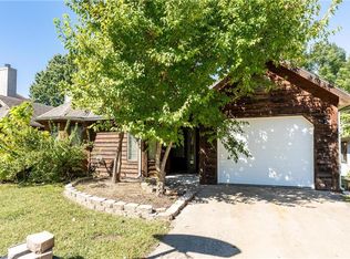 217 Summertree Ln, Lawrence, KS 66049