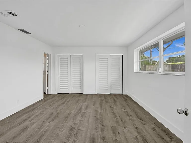 5981 NE 22nd Way — Photo 12