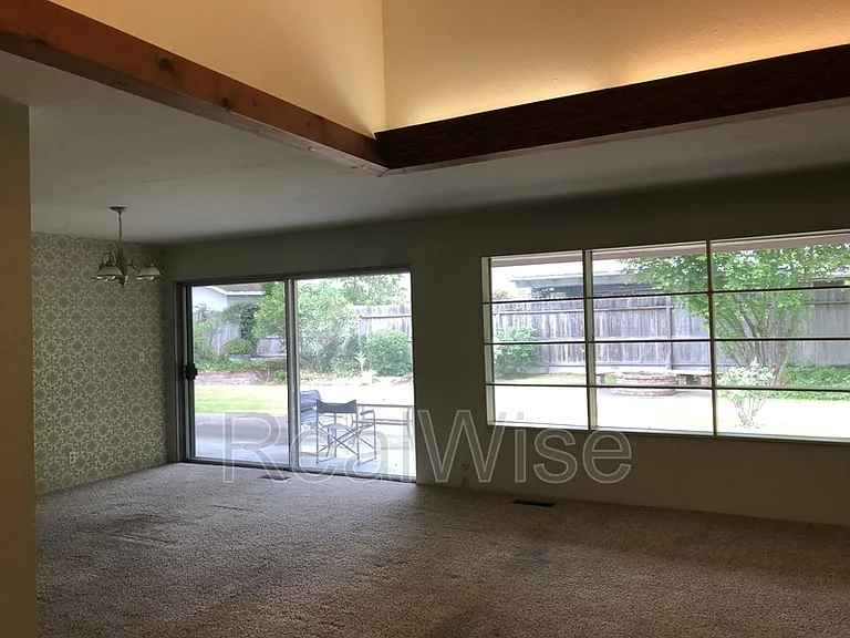 710 NW Midland Ave — Photo 17