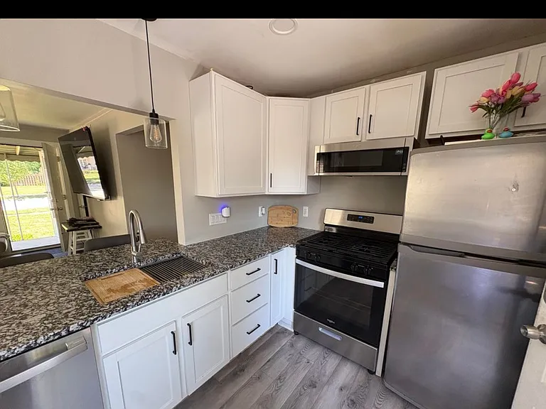 4014 Linwood Ave — Photo 2