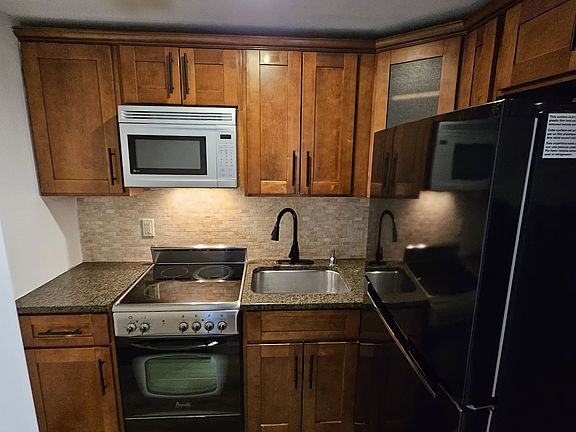 5th image of 60 Parkway Dr E APT 10JJ