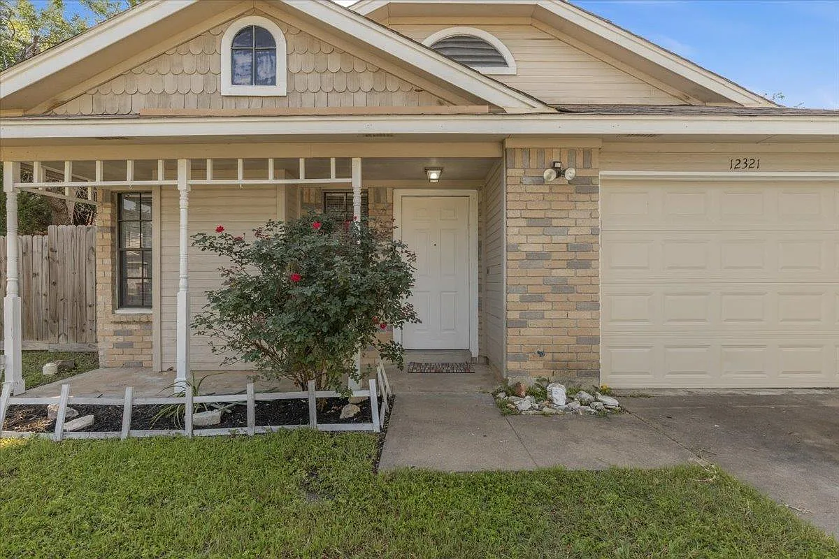 3 bed, 2.0 bath, 1072 sqft, $2,100 — Photo 3
