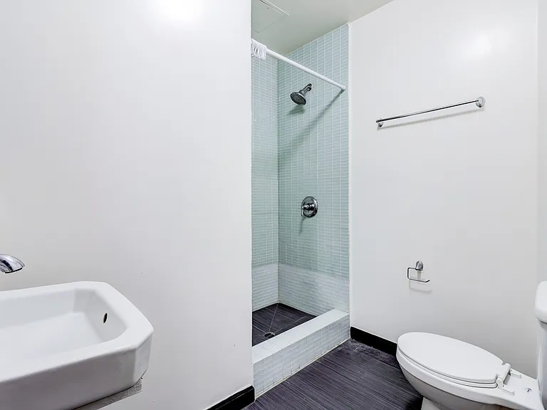 423 W 8th St #103 — Photo 3