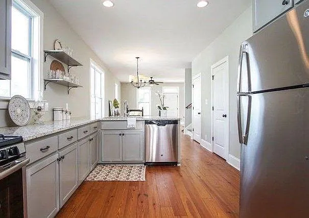 932 Ash St — Photo 2