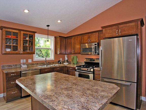 4th image of 2719 Plainfield Ave NE