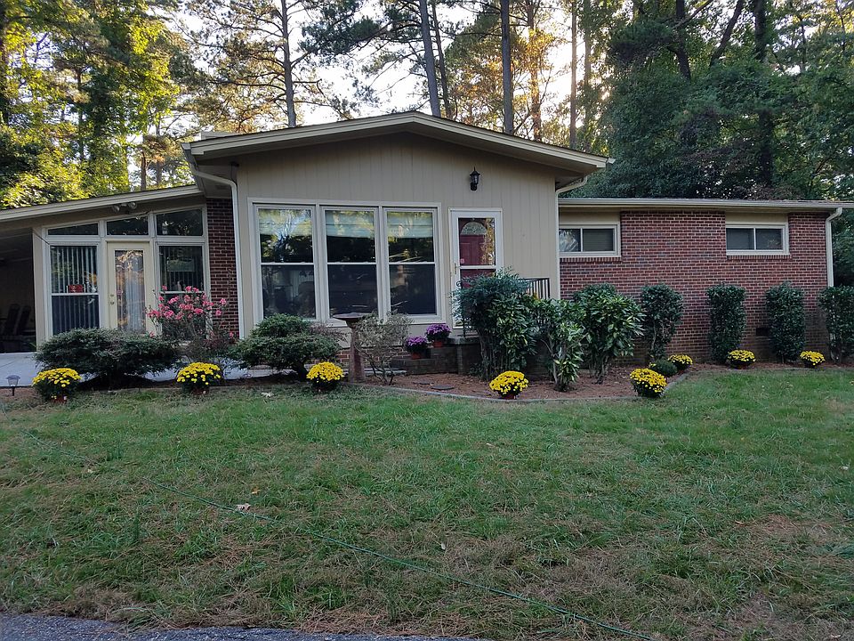 Front yard of this charming midcentry modern ranch home