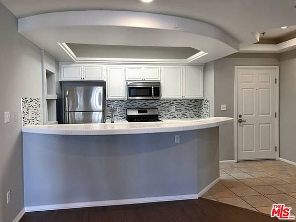5th image of 12712 Moorpark St APT 101