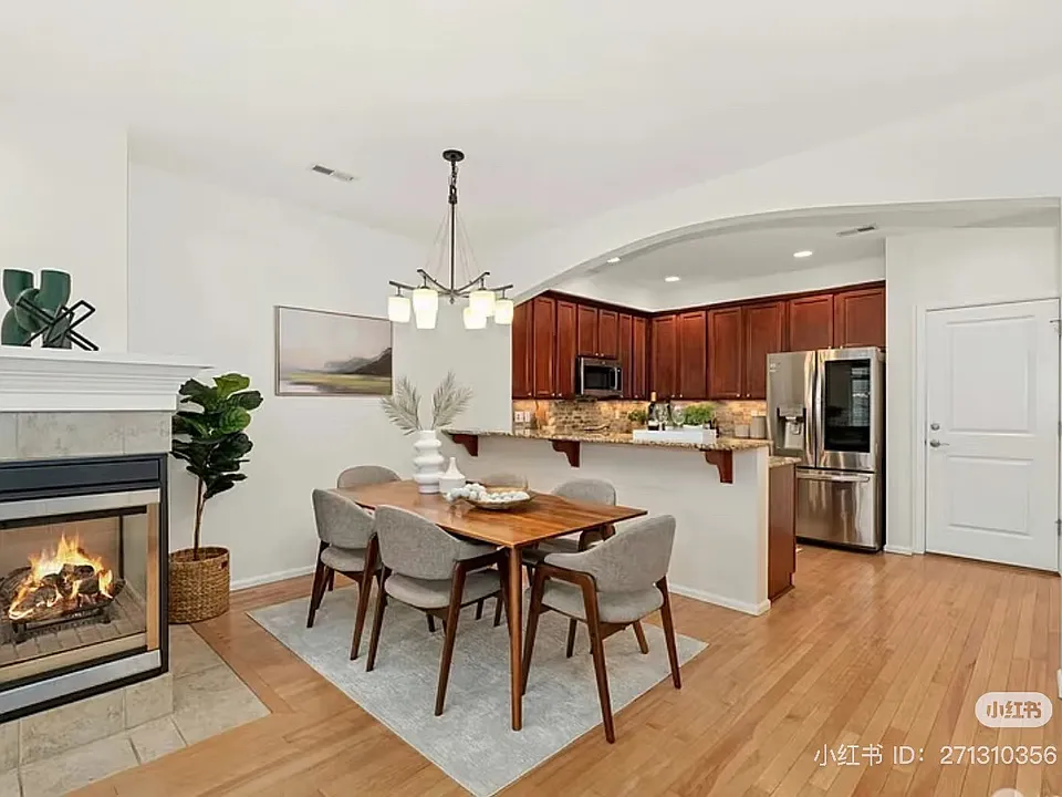 1044 NE Ingram St #1