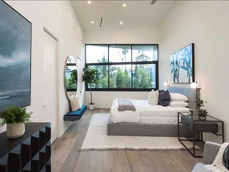 2084 Vine St — Photo 22