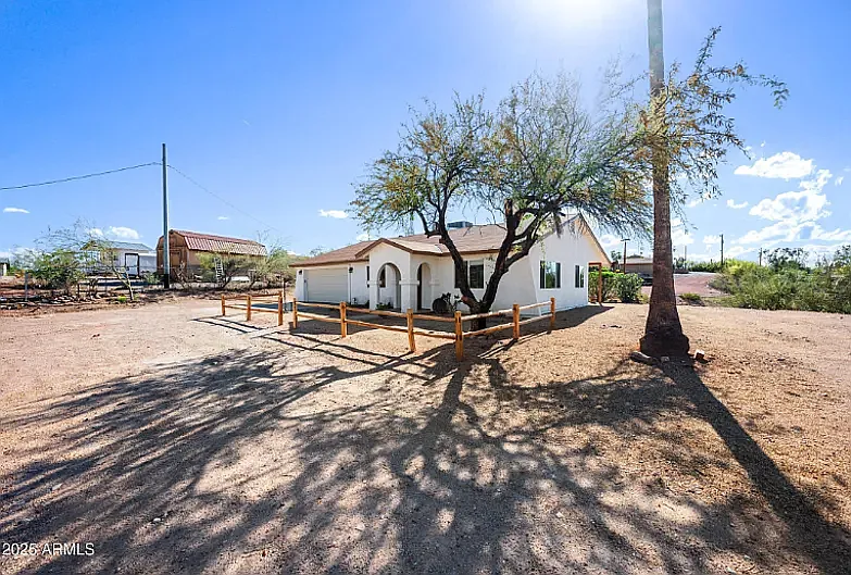 905 Oasis Dr — Photo 2