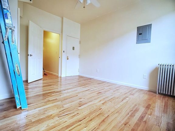 2nd image of 836 Hart St #2B
