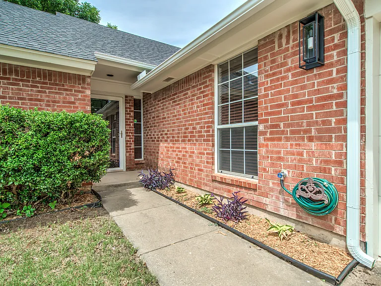 1817 Victoria Dr — Photo 5