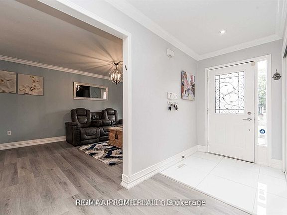 2nd image of 376 Kelly Cres