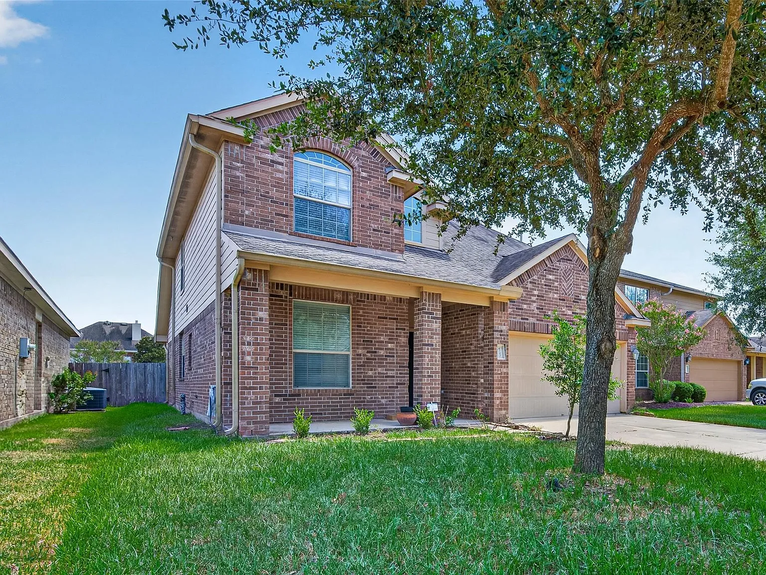 4 bed, 2.5 bath, 2302 sqft, $2,380 — Photo 2
