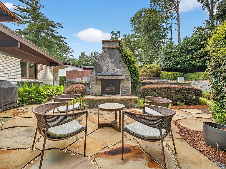 360 Elden Dr — Photo 33