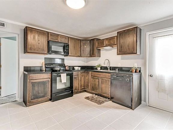 5th image of 920 W Rose Dr