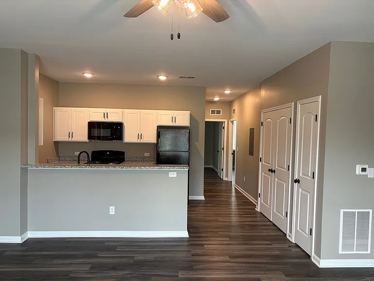 236 Calumet Dr — Photo 1