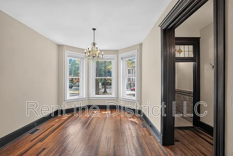 6 bed, 4.5 bath, 2689 sqft, $7,595 — Photo 2