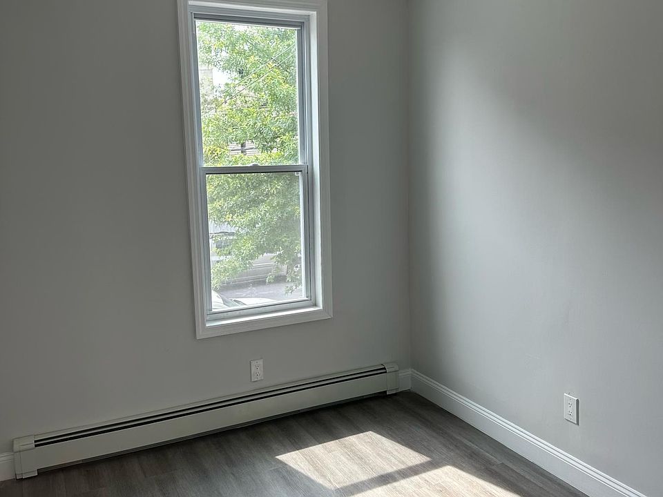 2nd image of 1025 Longfellow Ave #3