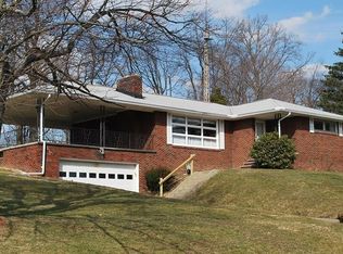 632 Morningstar Dr, Ellwood City, PA 16117