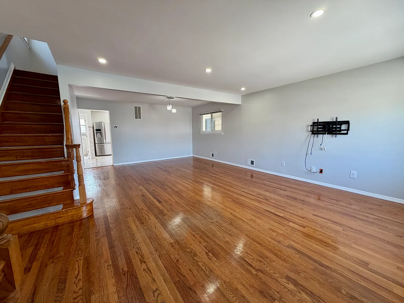 3 bed, 2.5 bath, 2500 sqft, $3,750 — Photo 3