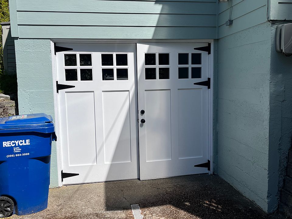 Private entrance through the garage