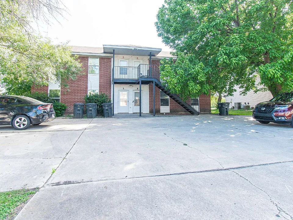 1703 Cedarhill Dr #B