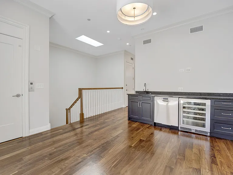 105 W Chestnut St — Photo 29