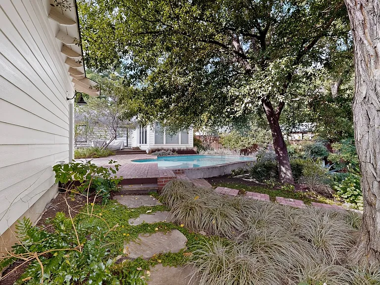 2323 Barberry Dr — Photo 39