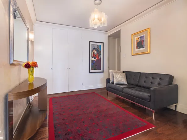 300 East 40th Street image 2 of 15