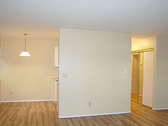 4th image of 424 Summit Ave E APT 1