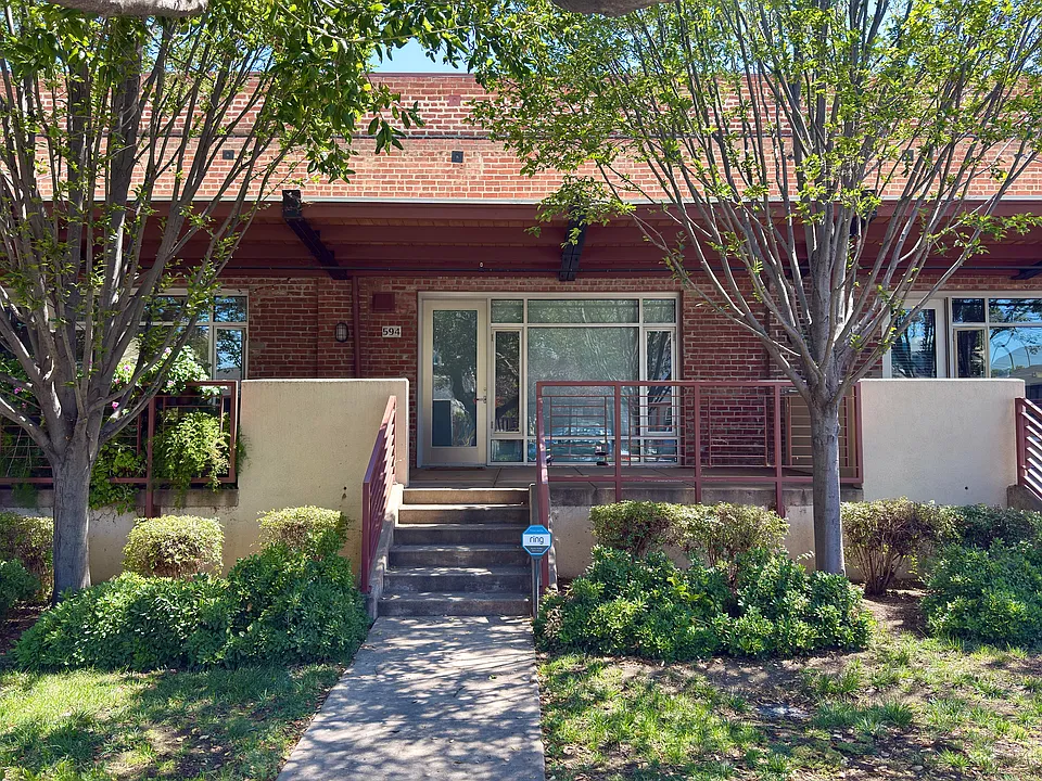 594 Manzana Pl