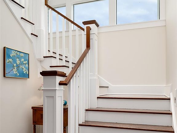 3rd image of 239 Sunnyridge Road