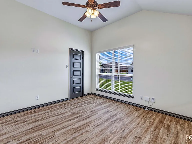 1913 Lamplighter Ln — Photo 26