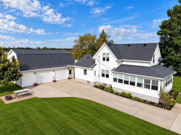 5920 Clover Ln, Walbridge, OH 43465