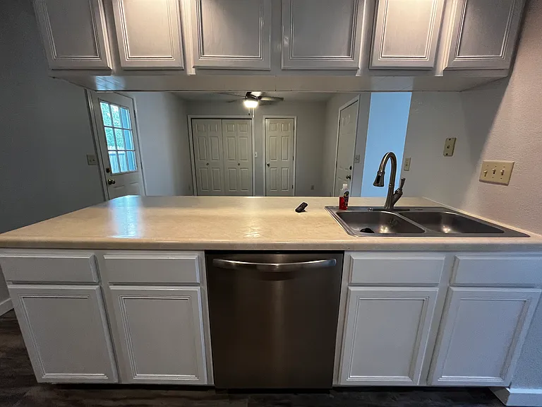 213 W Stone St #2 — Photo 3