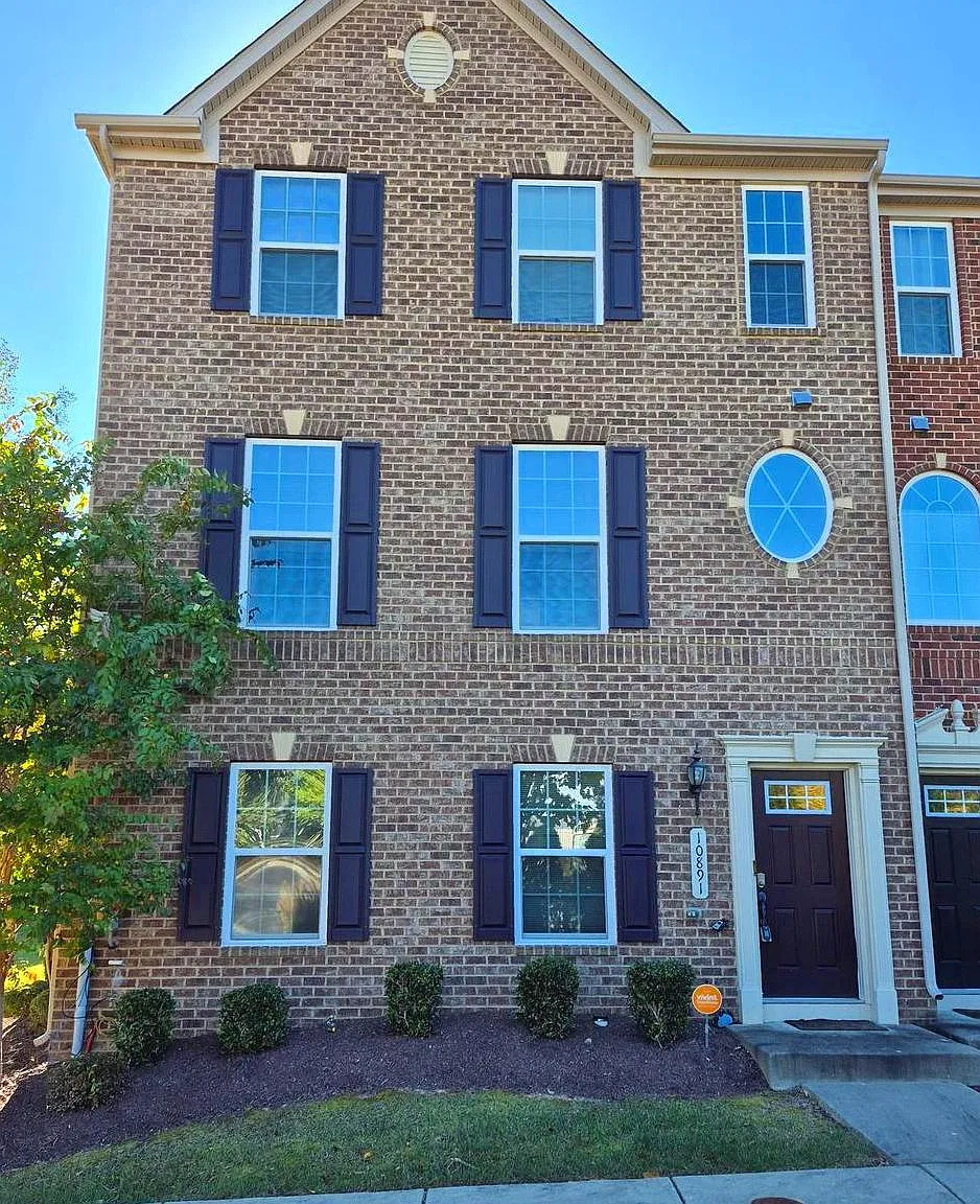 3 bed, 2.5 bath, 1936 sqft, $3,200 — Photo 1
