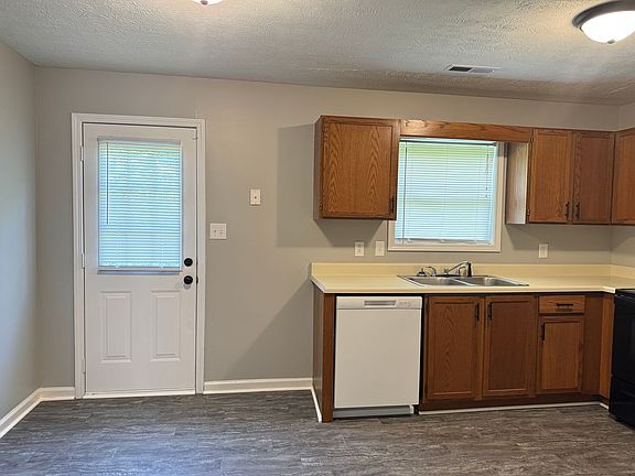 5th image of 1720 Baltimore Dr APT B