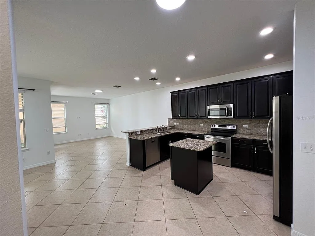 3 bed, 2.5 bath, 2139 sqft, $3,300 — Photo 4