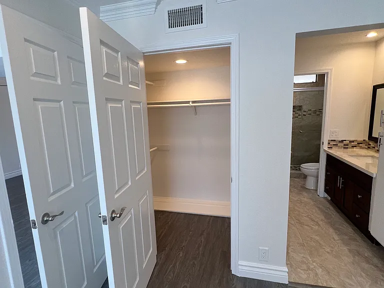 4307 Whitsett Ave #204 — Photo 23