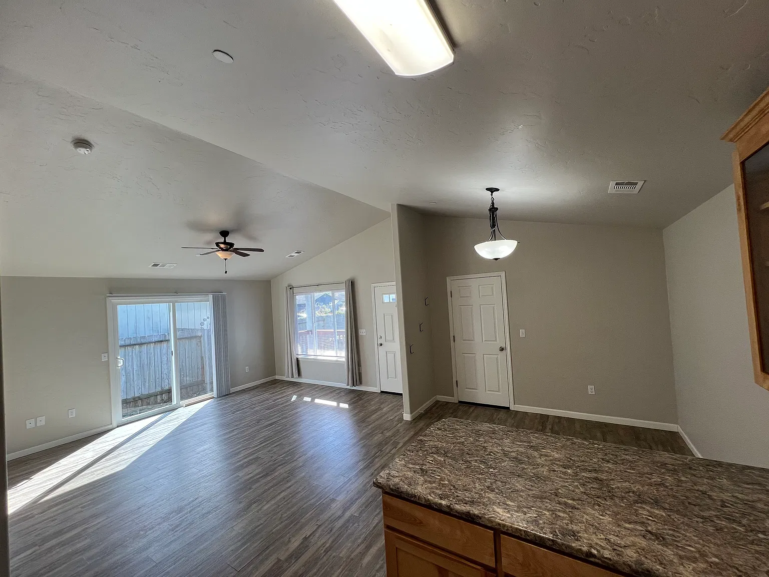 3 bed, 1000 sqft, $2,000 — Photo 4