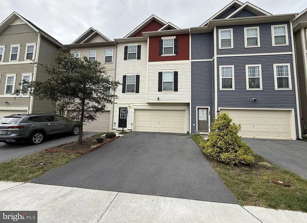 4 bed, 3.0 bath, 2770 sqft, $2,400 — Photo 2