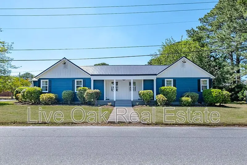 3 bed, 1.0 bath, 1000 sqft, $2,095 — Photo 2