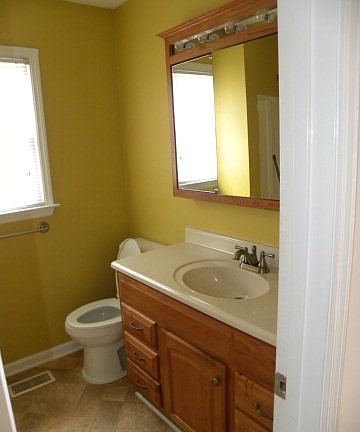4th image of 303 Robinson Dr